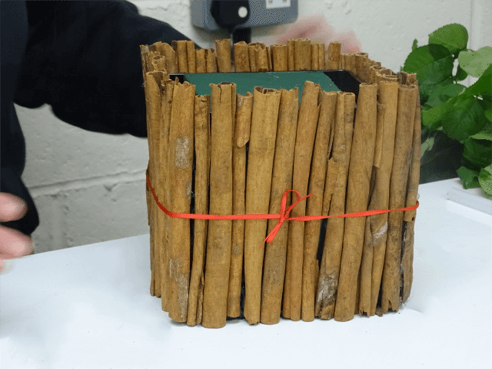 Once you have finished attaching the cinnamon sticks to the container and it is dry, you can finish with a bow using satin ribbon (example 3mm).