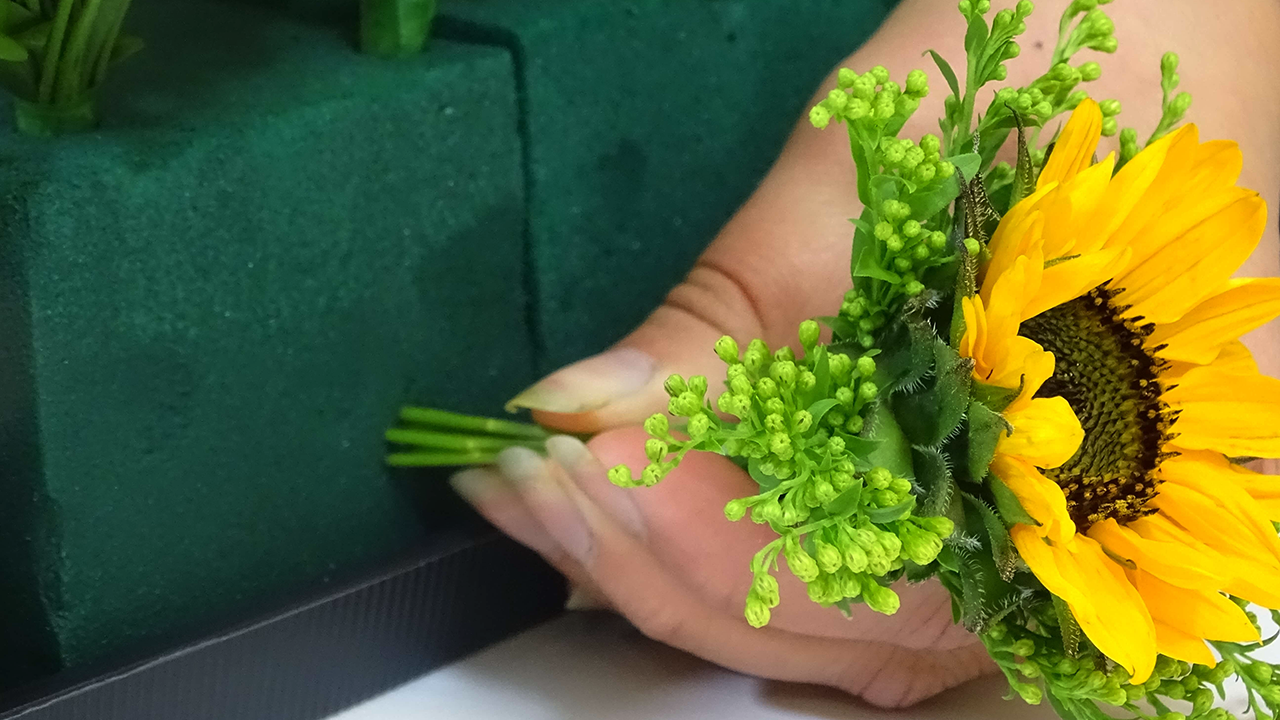To store the buttonholes overnight, soak a brick of wet floral foam and place the stems into the oasis storing in a cool, low lit environment. The buttonhole can then be finished on the morning of the wedding with the remaining florist tape and ribbon to hide the mechanics.