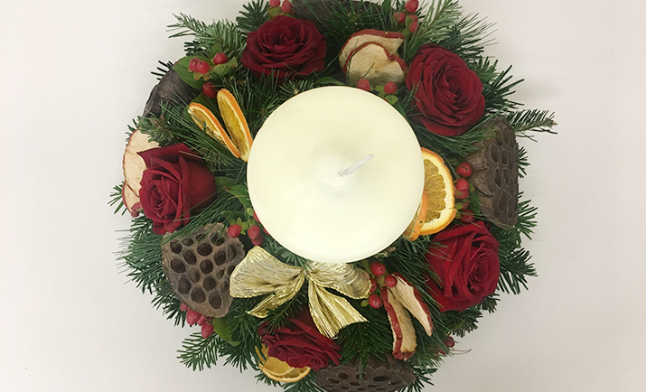 ... and here, we have the final result of your festive posy arrangement.