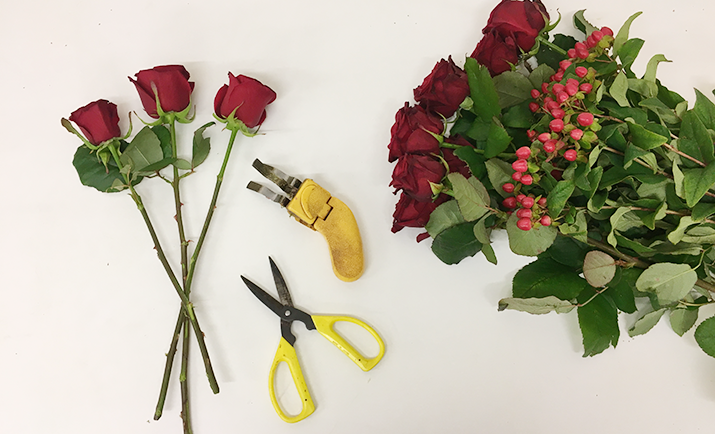 Starting with the Fresh Flowers, make sure you condition the flowers well before working with them. Condition the flowers by cutting the stems, removing any unnecessary foliage and putting them them in water in a cool environment.