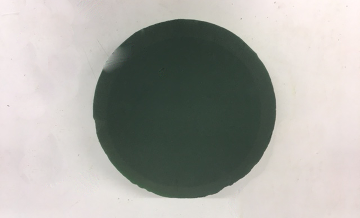 Soak the floral foam posy pad base until fully absorbed. Fill the bucket with water and float the floral foam on the top of the water. When the foam reaches the base of the bucket, this is an indication that the floral foam is fully absorbed. This can take between 30 to 60 secs depending on the type of floral foam used.