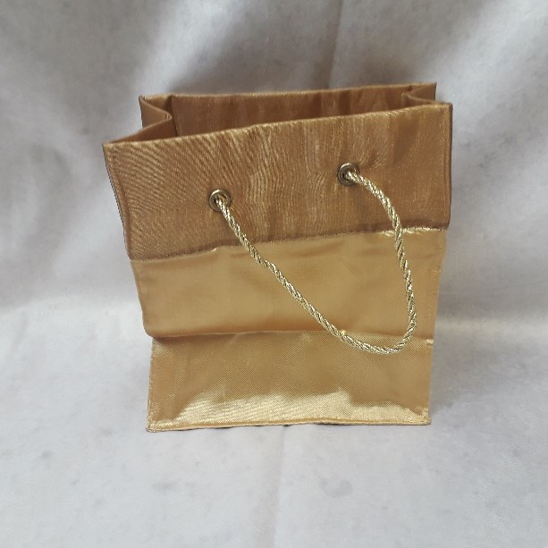 Gift Bag - Gold 18 x 16 cm - Clearance